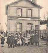 Les enfants devant la gare. Houilles 78800